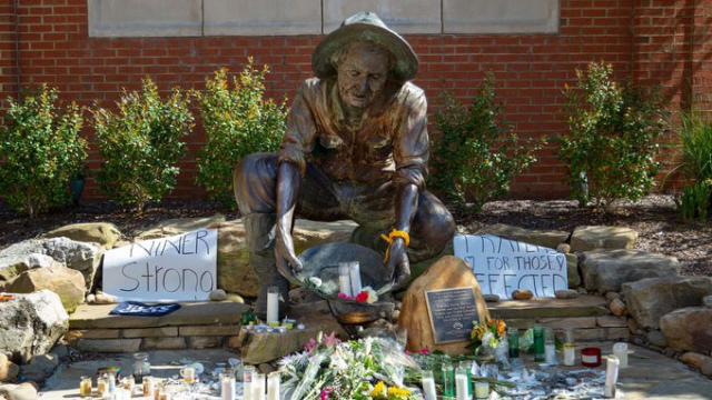 Image of Statue with Memoria around it