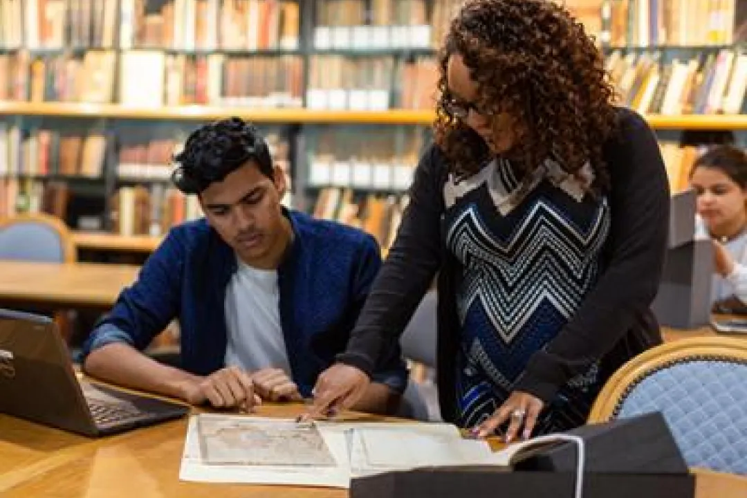 Photo: Student getting help with research